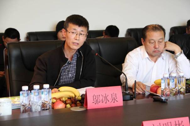 內蒙古自治區(qū)農(nóng)牧業(yè)廳市場信息處副處長鄔冰泉做資源情況介紹.JPG